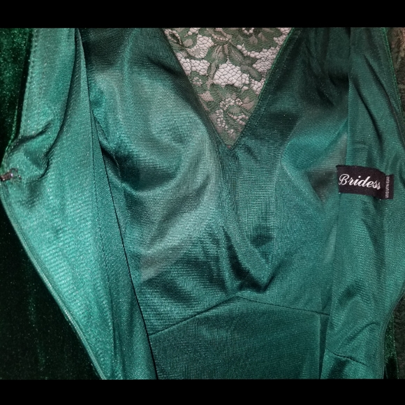 One-Of-A-Kind, Gorgeous Emerald Green Evening Gown - Picture 6 of 8